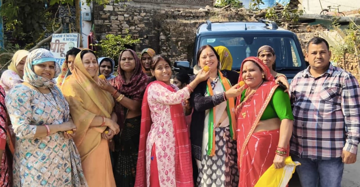 BJP Mahila Morcha distributed sweets after victory in Bihar Assembly elections