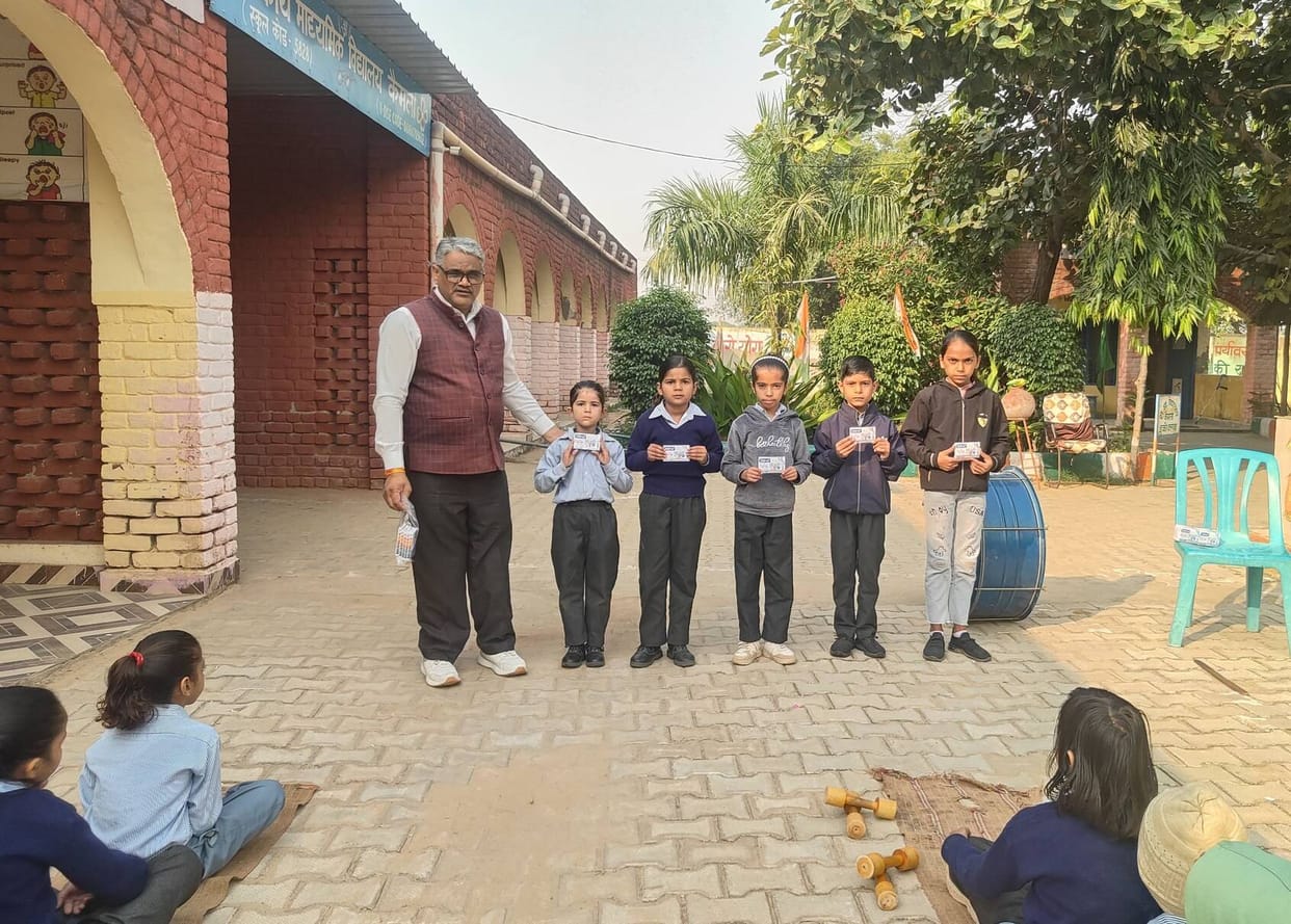 Nidhi became the winner in the painting competition