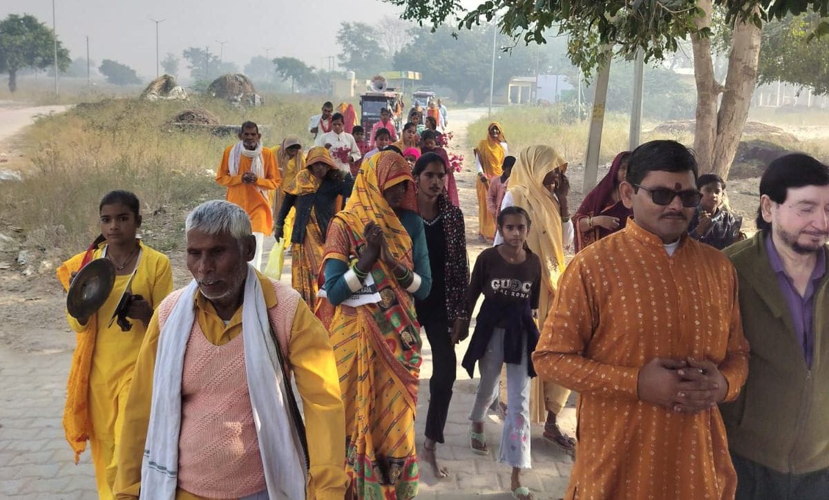 On the occasion of Utpanna Ekadashi, devotees performed the Panchkosi Parikrama of the Shukar region.