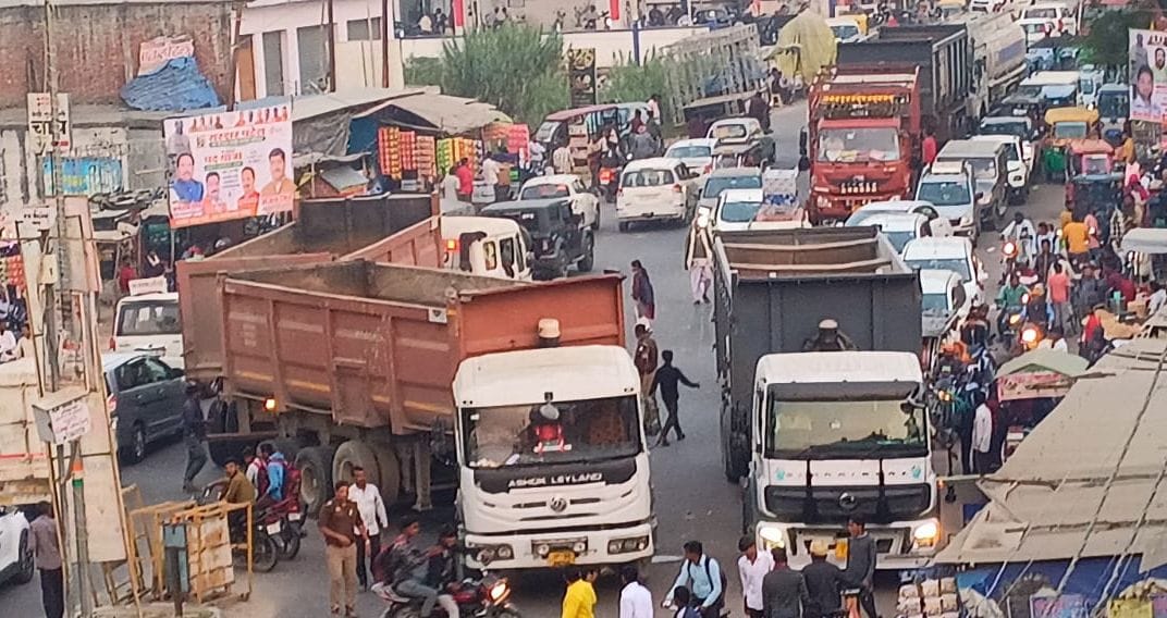 Five kilometer long jam on Gonda-Lucknow highway