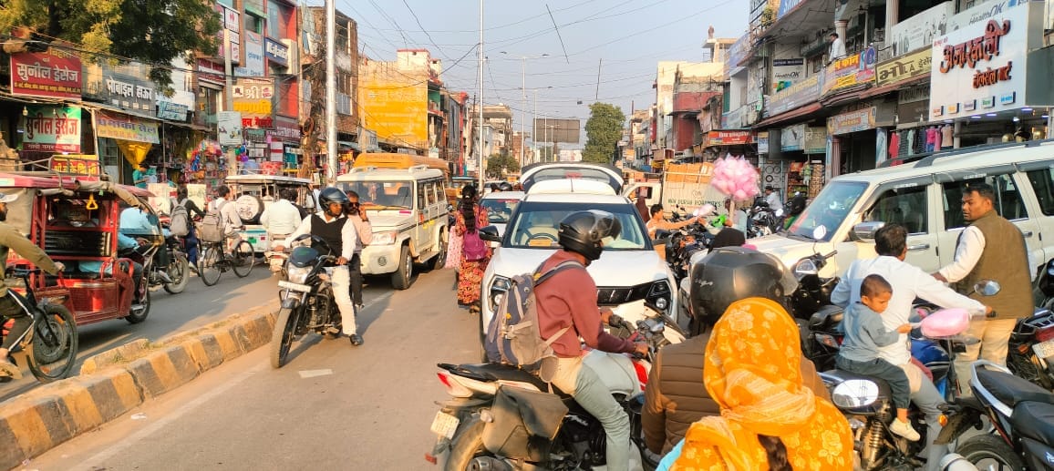 Vehicles kept crawling due to traffic jam in Gandhinagar