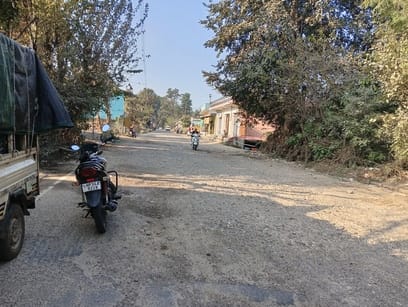 The public is troubled by the dilapidated road, and the way to complain is also closed.
