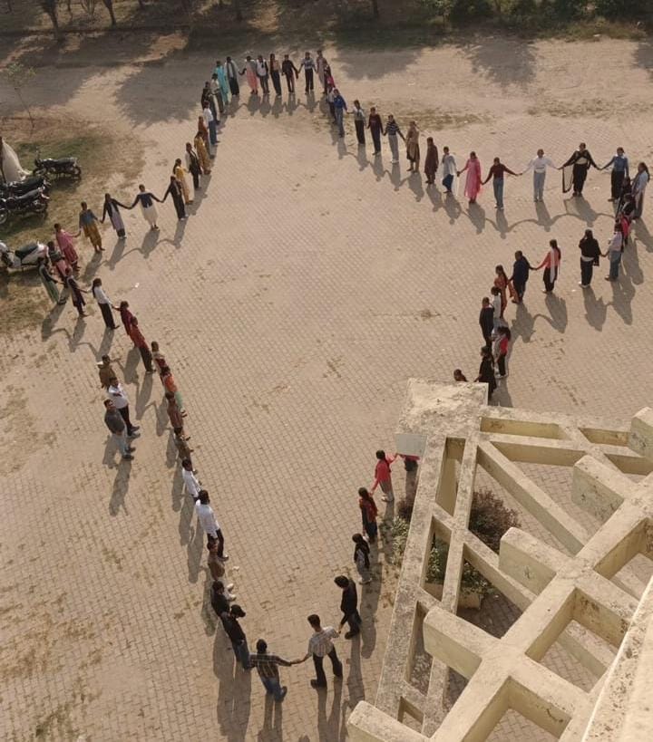 A human chain created a map of India, conveying unity.
