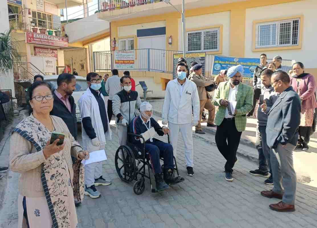 Earthquake and landslide caused havoc, the injured were taken to the hospital.