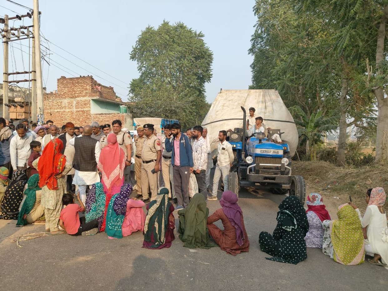Villagers blocked the Jhojhu-Kadma road after the road to Dhani was closed.