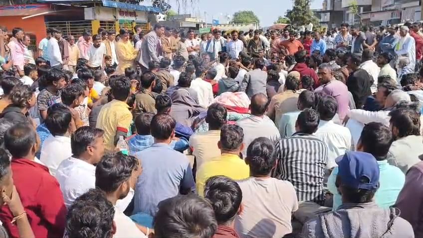 करीब 5 घंटे तक शव रखकर सड़क पर बैठे रहे परिजन