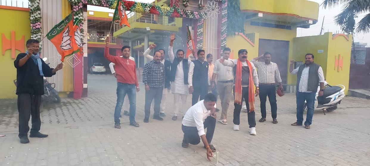 NDA's victory celebrated in Bihar, fireworks burst, sweets distributed