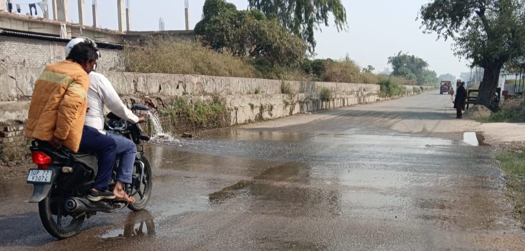 The canal burst, spilling over 10,000 liters of water onto the road.