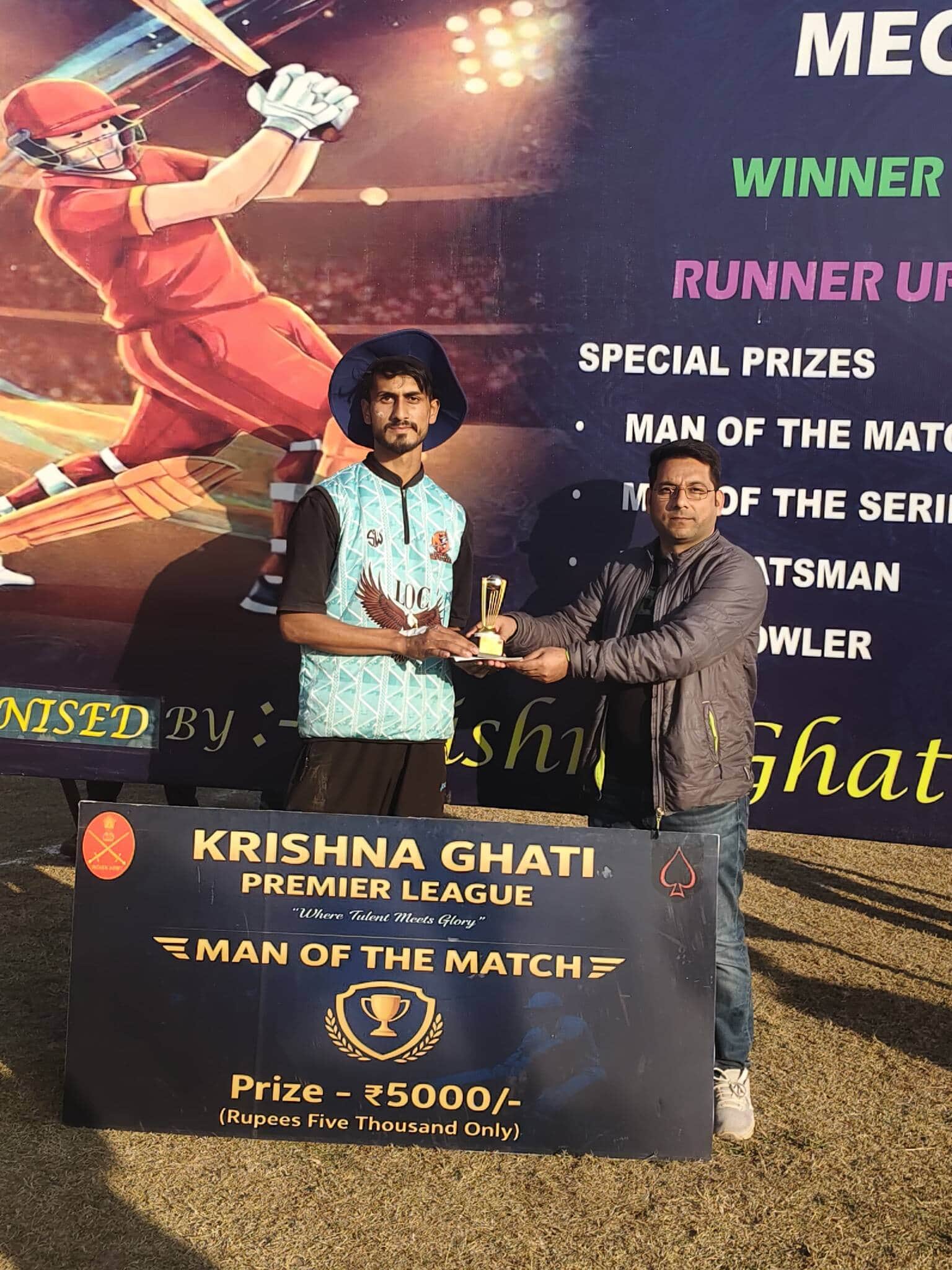 पुंछ में चल रही कृष्णा घाटी प्रिमियर लीग दो के 13वें दिन मैन आफ दा मेच को सम्मानित करते आतिथी