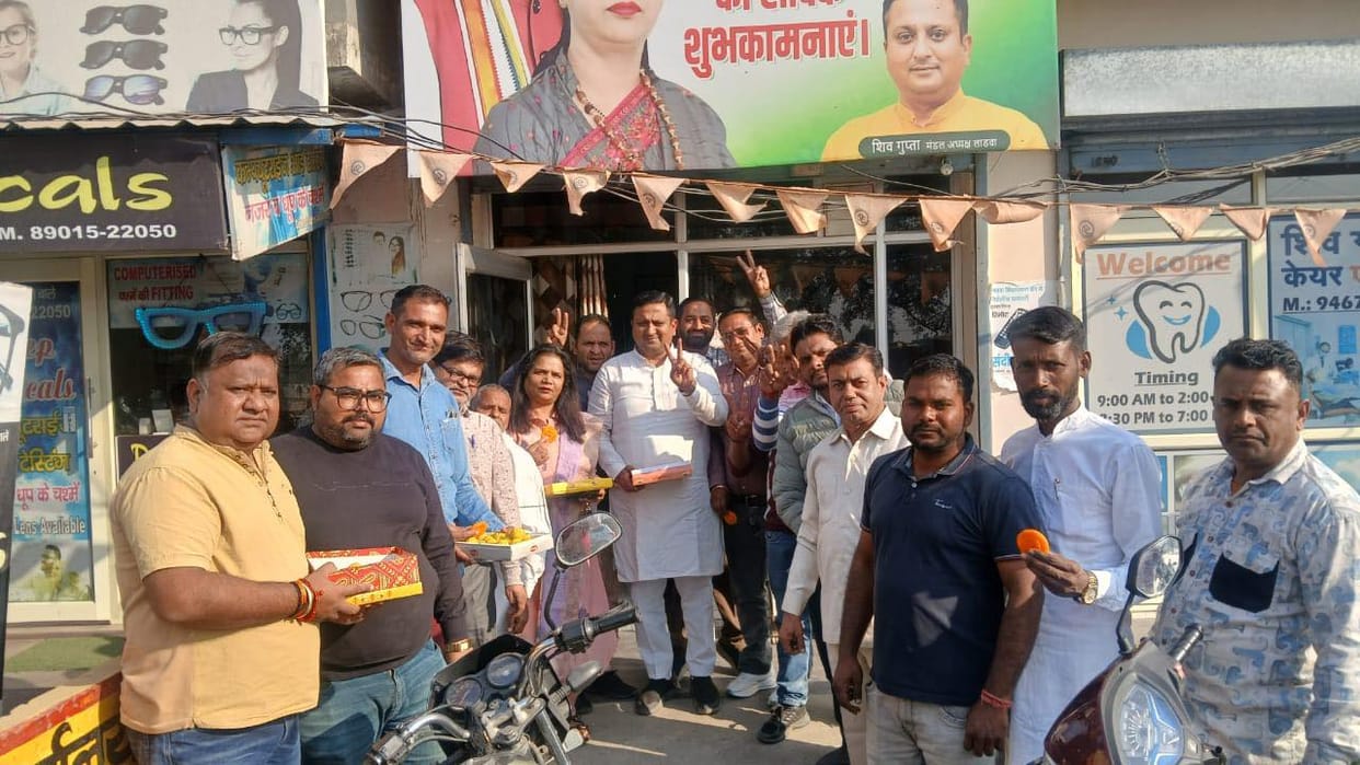 BJP workers celebrated the victory in Bihar by distributing jalebis amidst the beating of drums.