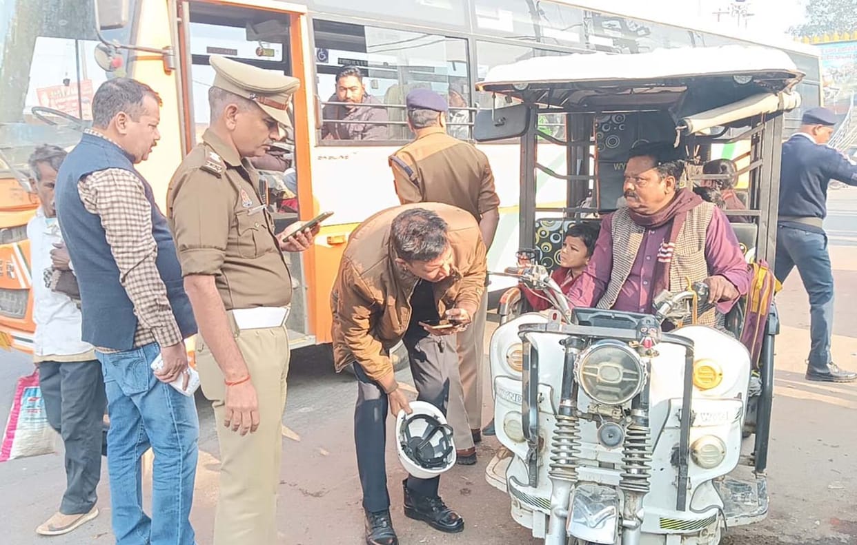 15 school vehicles challaned in Puwaiyan, three e-rickshaws seized