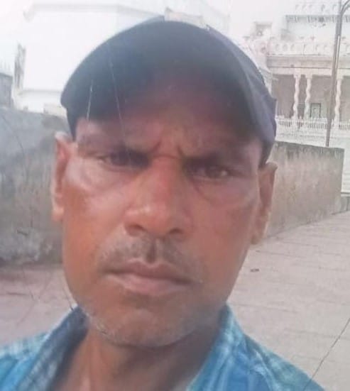 Dead body of a youth found on railway line, identified through mobile phone