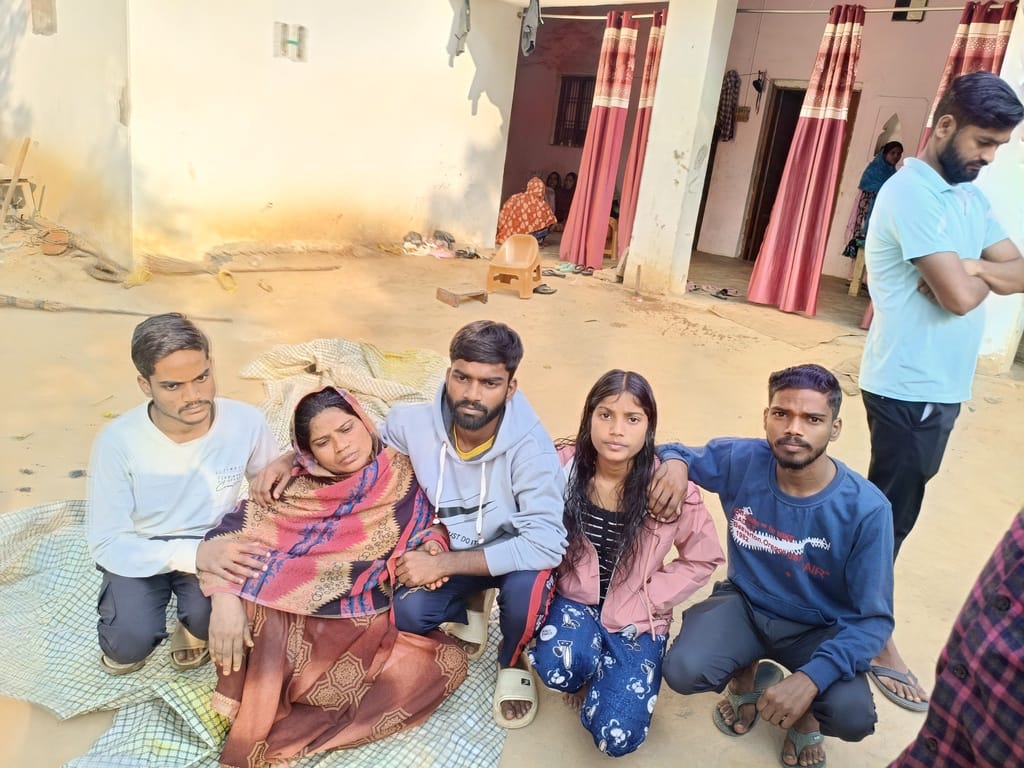Trapped by bank agents, tube well worker commits suicide after taking another loan to repay his debt.