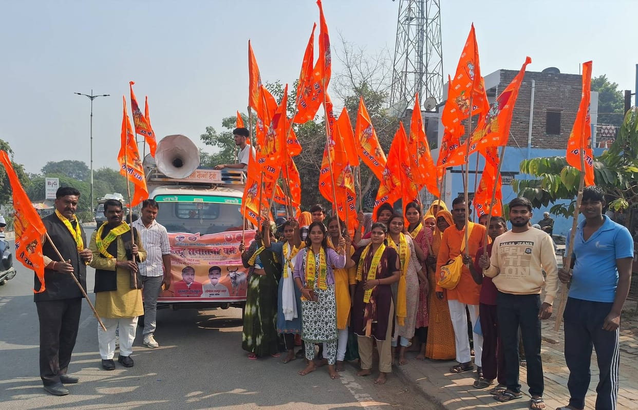 Sanatanis left from Agra to participate in the pilgrimage to Bageshwar Dham.