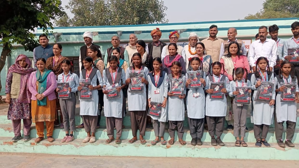 Sweaters were presented to 476 students.