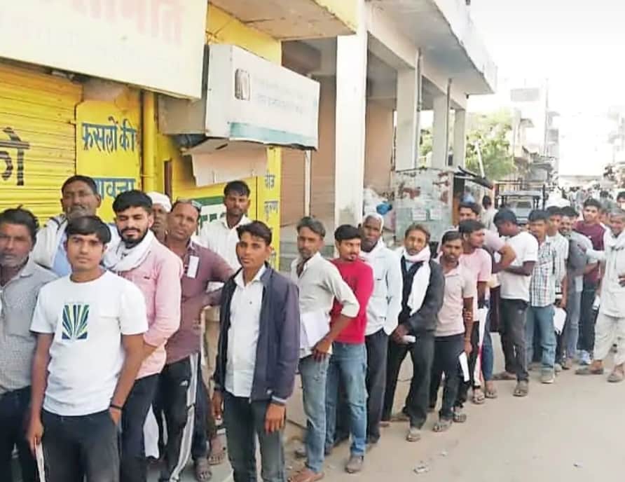 दौसा में खाद के लिए लगीं किसानों की कतारें