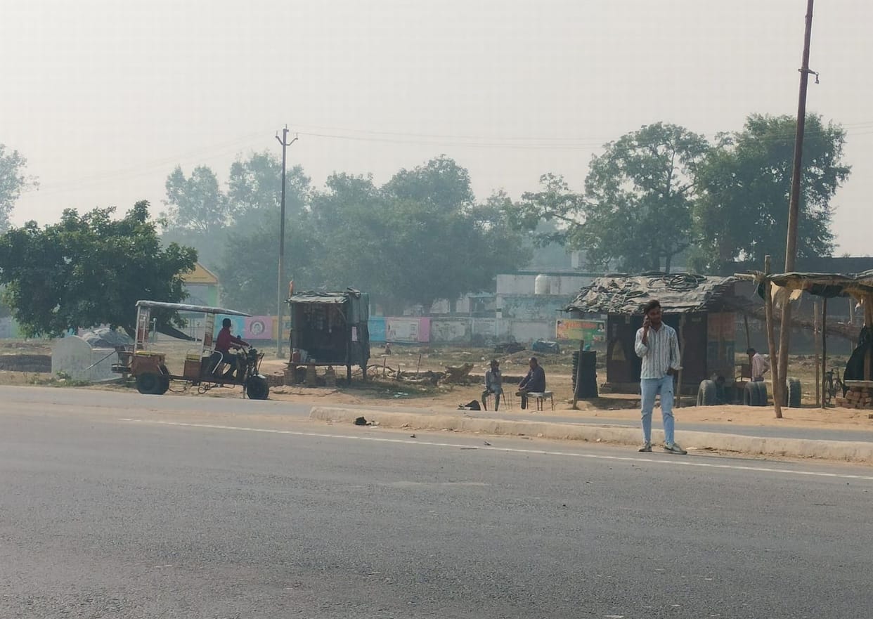 Ups and downs on the Ganga Expressway near Bankota