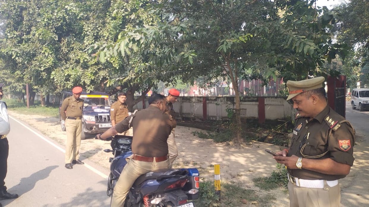 Policemen are not wearing helmets or seat belts, 25 challans issued