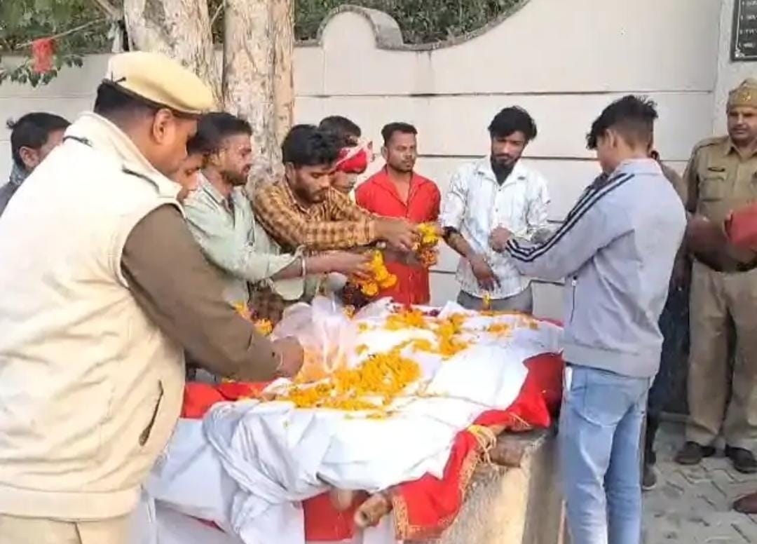 The couple who committed suicide by hanging were cremated on the same pyre.
