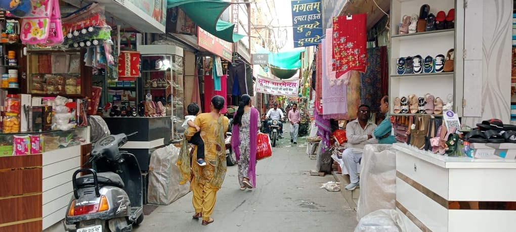 Meena Bazaar has become a maze... Encroachment in the streets, help does not reach in case of arson.
