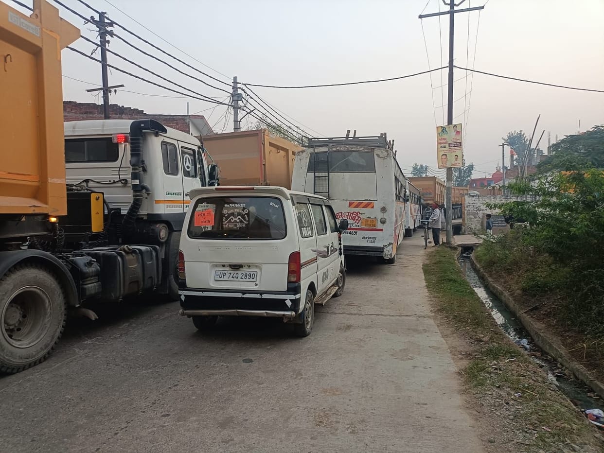 The axle of the truck broke again, causing a seven-hour jam in Kanchhausi.