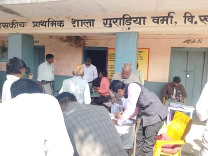 घर-घर जाकर मतदाताओं का सर्वे कर रहे अधिकारी