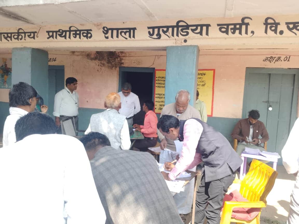 घर-घर जाकर मतदाताओं का सर्वे कर रहे अधिकारी