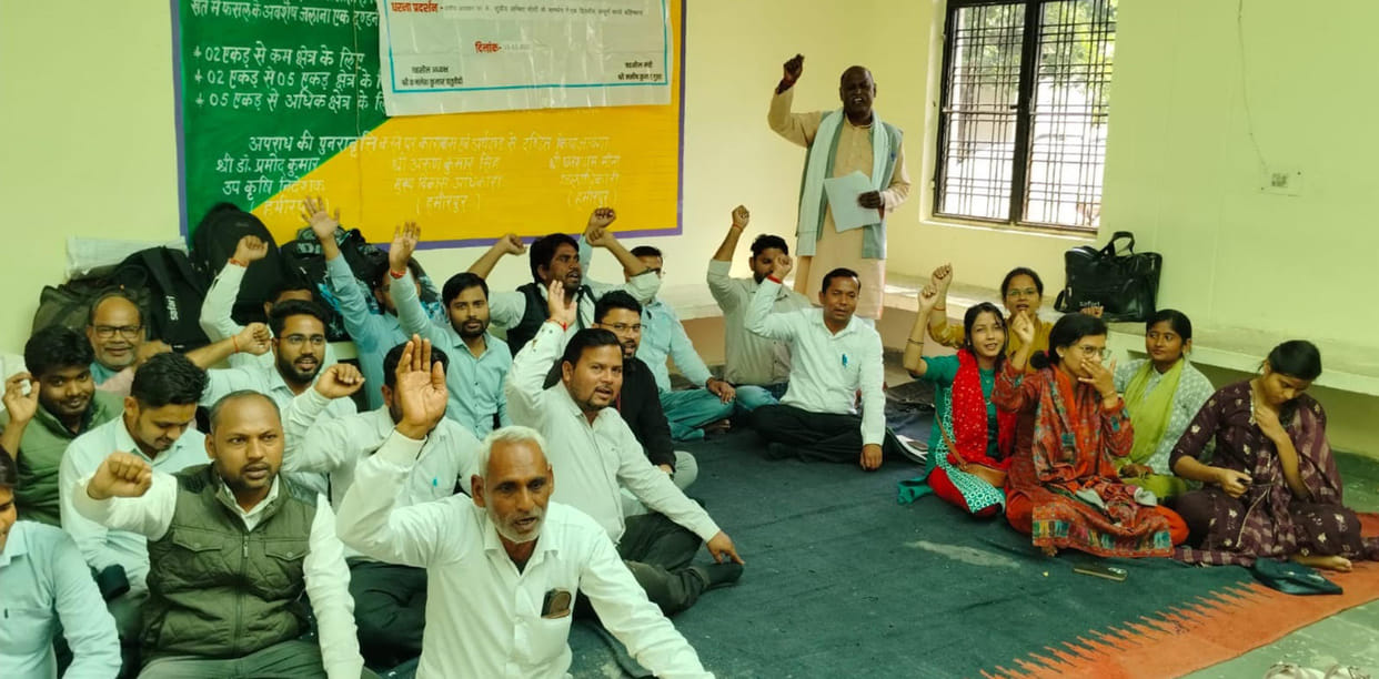 Lekhpals staged a sit-in protest after their demands were not met.