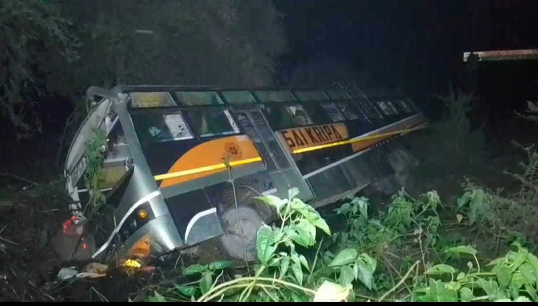 Bus full of school children overturned due to tire burst, five seriously injured