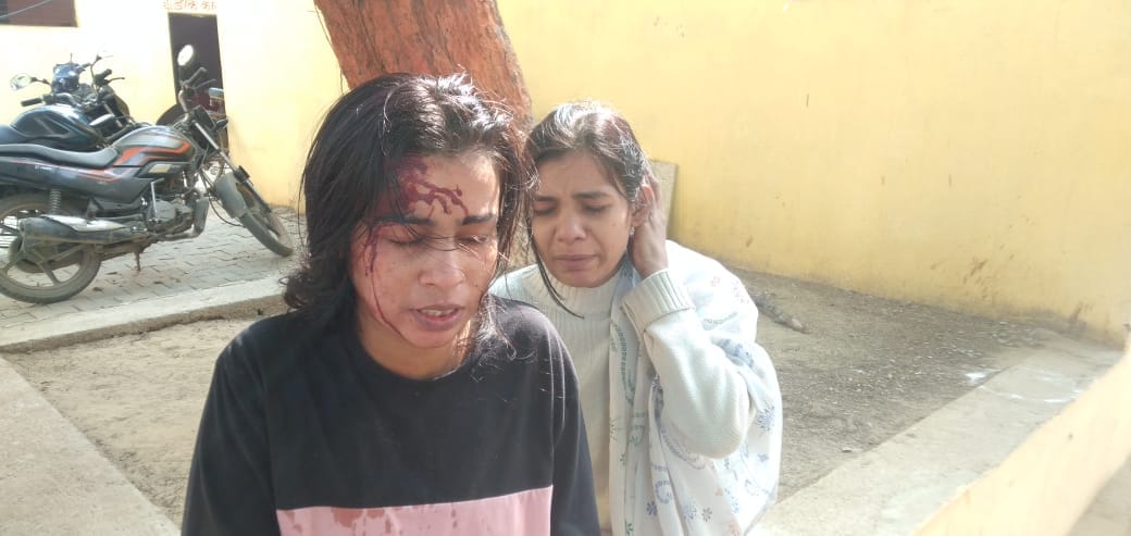 Fighting and stone pelting between two sides, eight people including mother and daughters injured