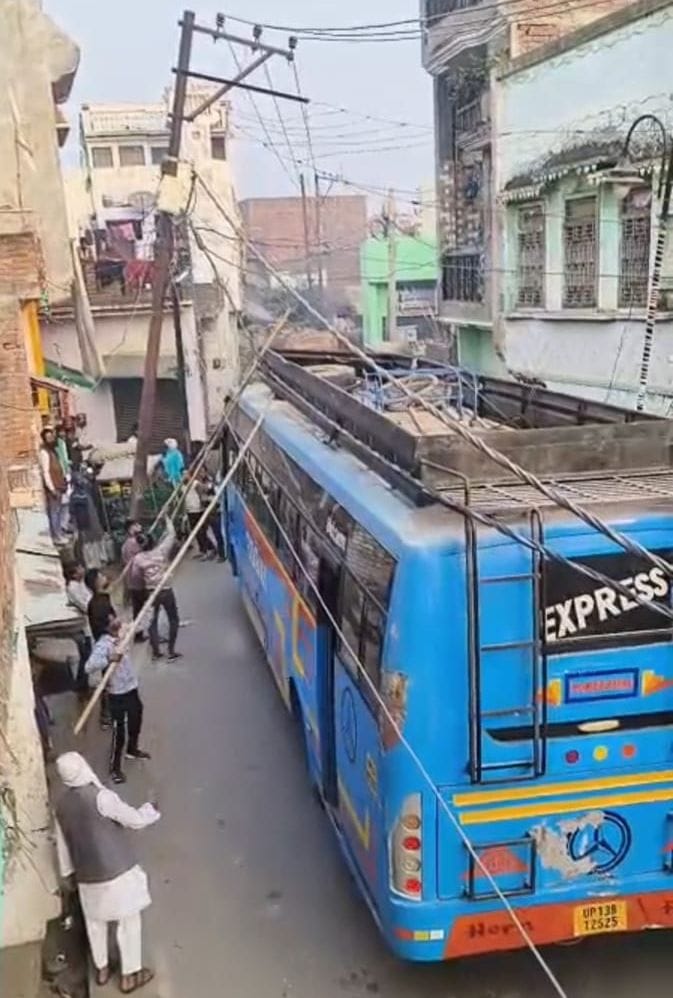 A private bus full of wedding guests got stuck in an LT line.