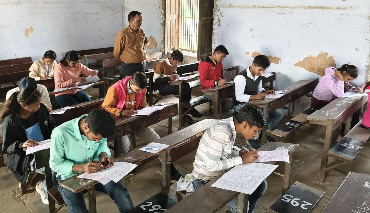 Students appeared for the Atul Maheshwari Scholarship exam, demonstrating their determination to climb the ladder of success.