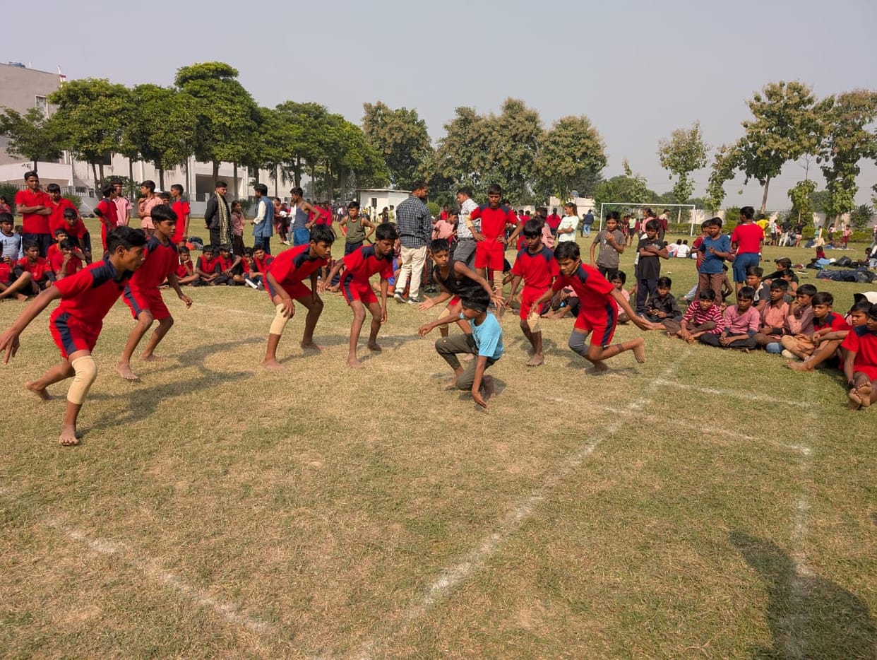 Children showed their strength in the children's sports competition and won prizes.