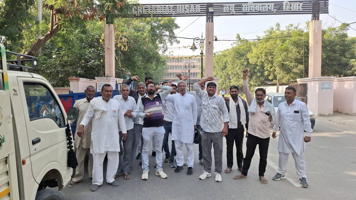 Farmers, angry over non-procurement of mung beans by the government, reached the DC office with trolleys.