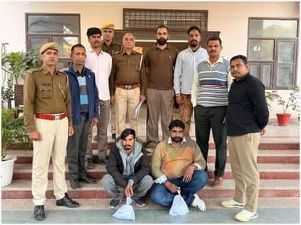 पुलिस की गिरफ्त में तस्करी के आरोपी