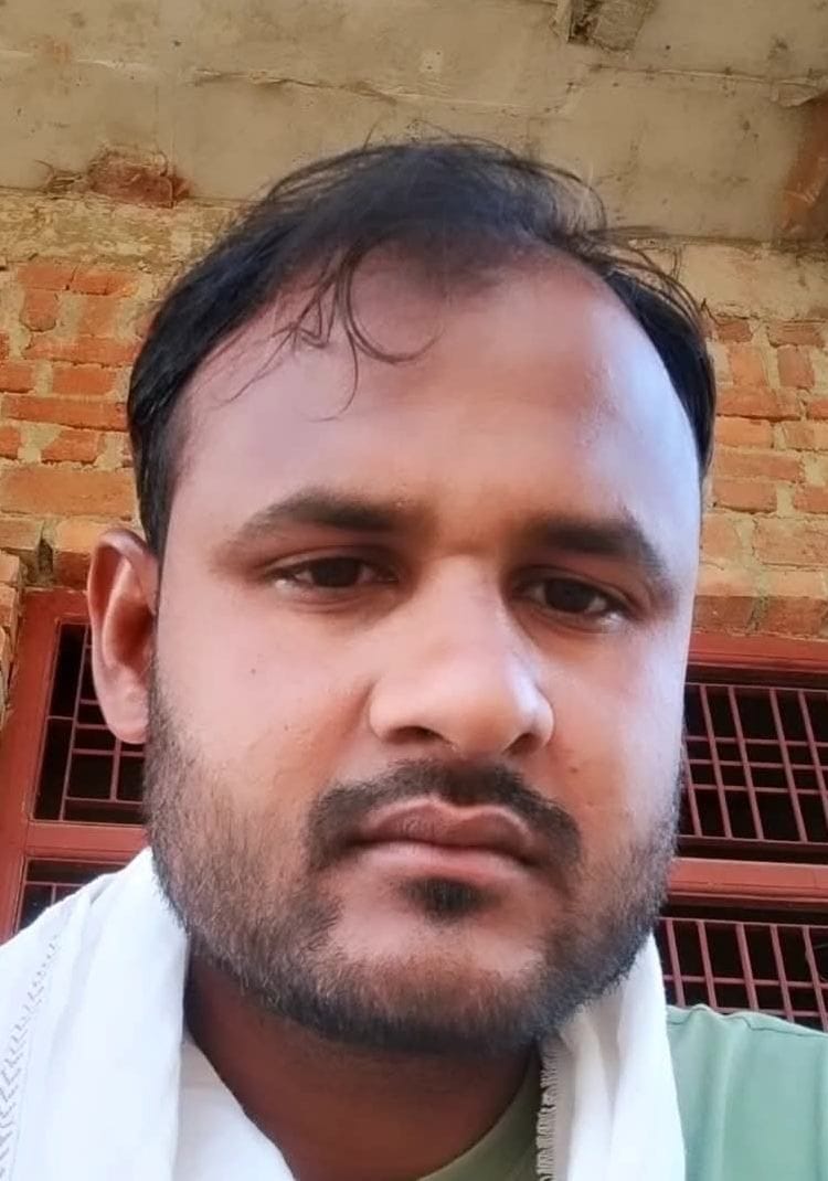 A young man, who was installing a camera, fell from the roof and died.