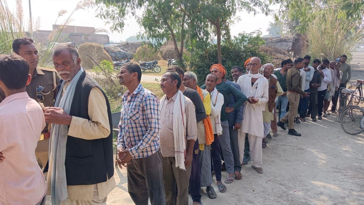 Farmers gathered in large numbers for DAP, distribution took place under police protection