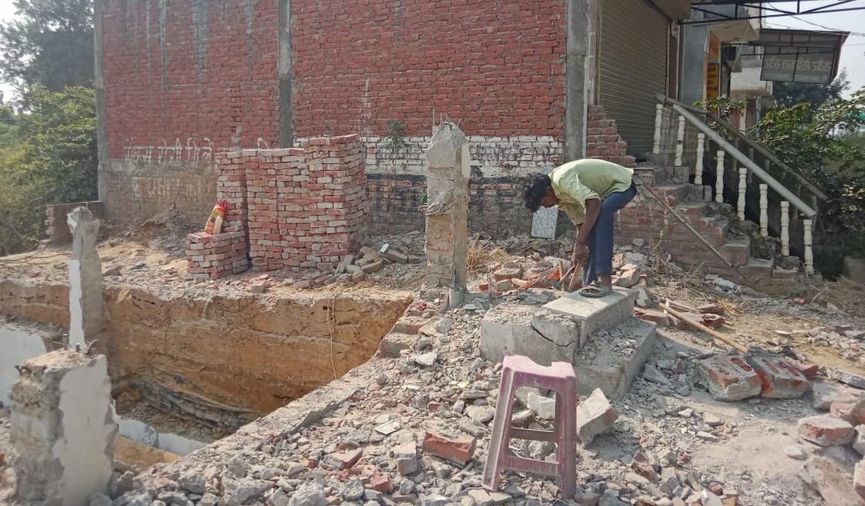 The work of removing 272 houses and shops from Kachla to Badaun bypass has started.
