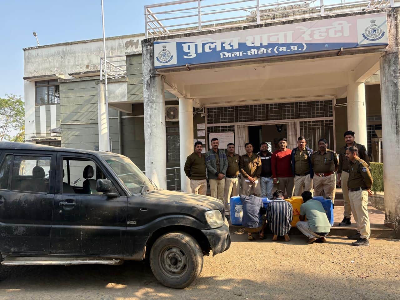 रात में हाथ साफ, सुबह हड़कंप, पुलिस ने मामले में तीन लोगों को पकड़ा