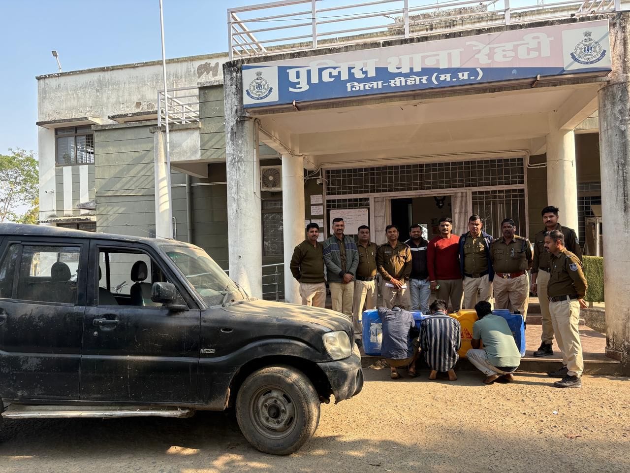 रात में हाथ साफ, सुबह हड़कंप, पुलिस ने मामले में तीन लोगों को पकड़ा