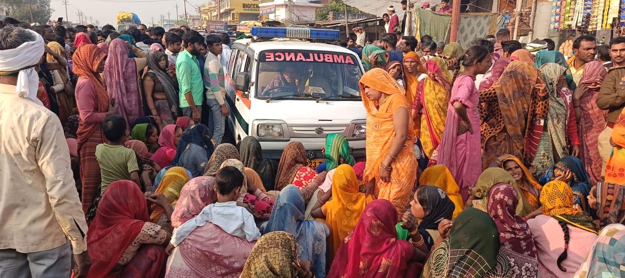 A young man injured in a land dispute died and a roadblock was created by stopping the hearse.