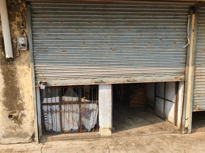 Eight commission agent shops in the market were broken into and lakhs of rupees stolen