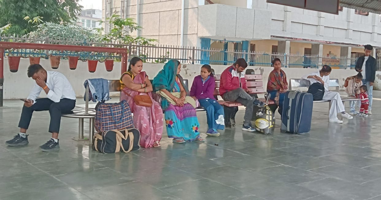 Bhopal-Pratapgarh Express arrived one and a half hour late