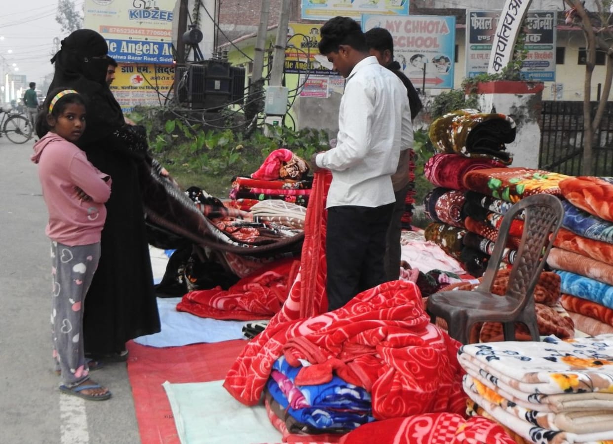 Siddharthnagar News : The mood of the season of change...higher cold, hotter clothes market