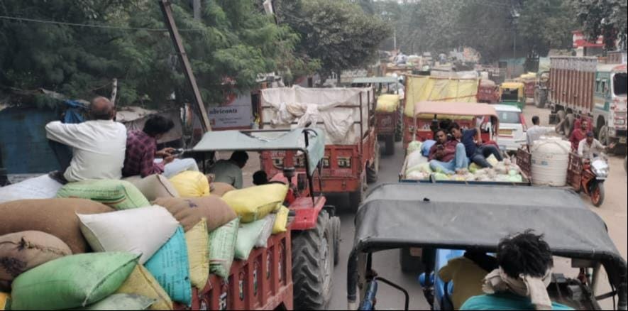 Increased arrival of paddy, Aliganj Road remained jammed for 4 hours