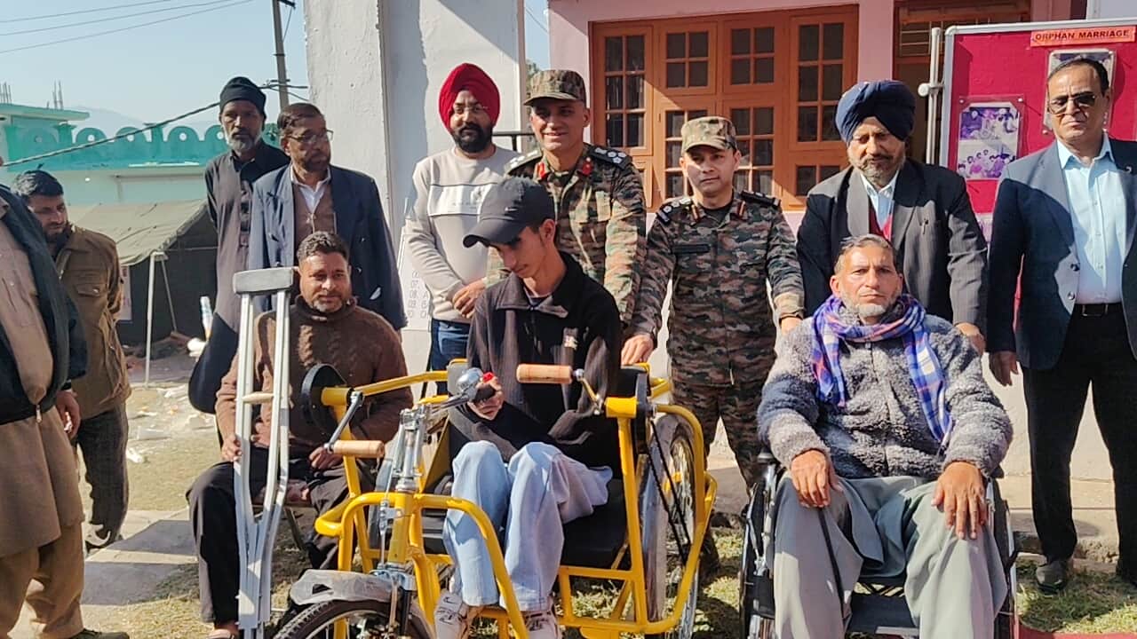 शिविर में दिव्यांगों को ट्राईसाईकिल प्रदान करते बरिगेड कमांडर ब्रिगेडियर सचिन्द्र जोशी एंव अन्य