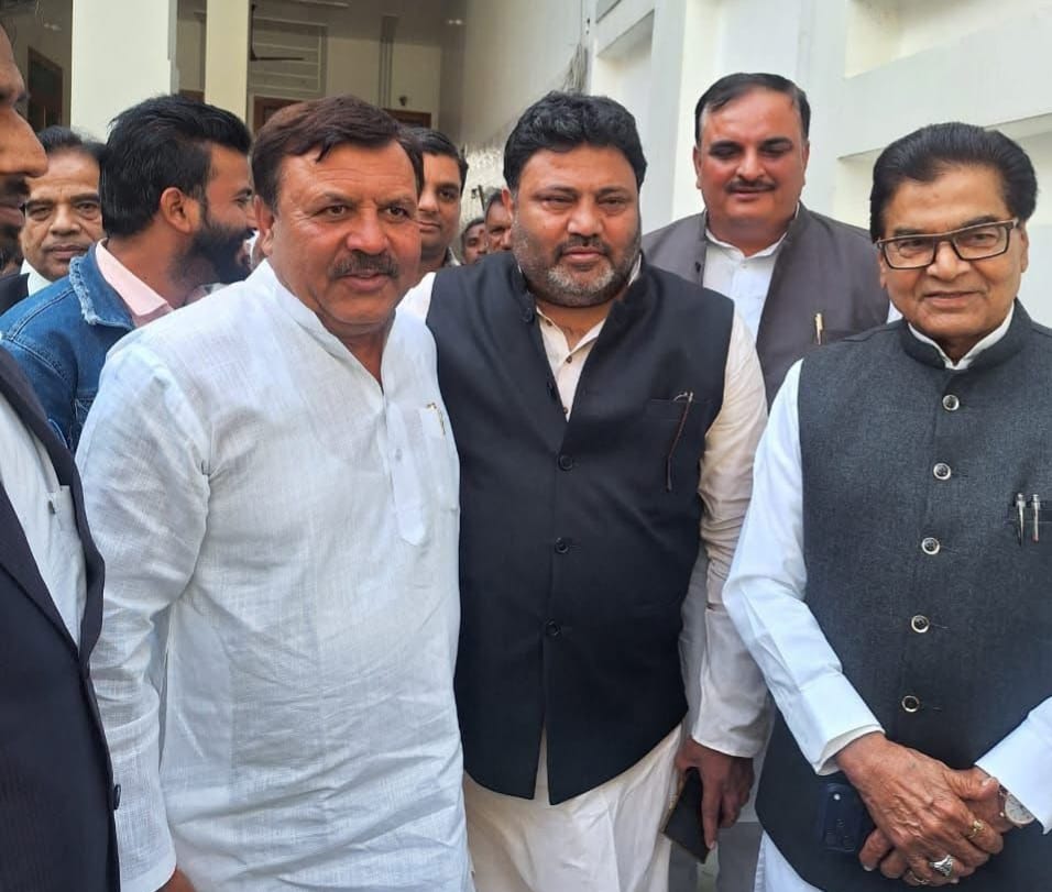 Ram Gopal Yadav paid tribute to the father of Kanth MLA in Ujhari.