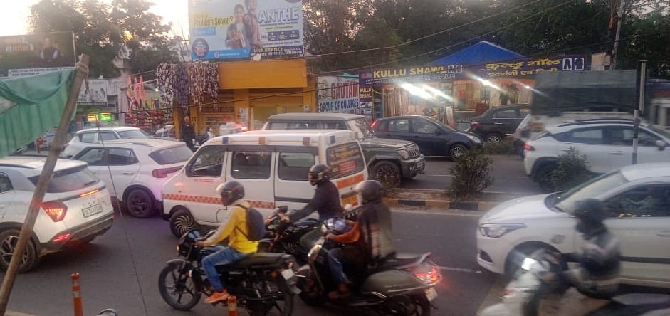 There was a long traffic jam in the city in the evening, ambulance got stuck.