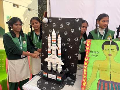 Girl students made a model of Chandrayaan-3, which was appreciated by all.