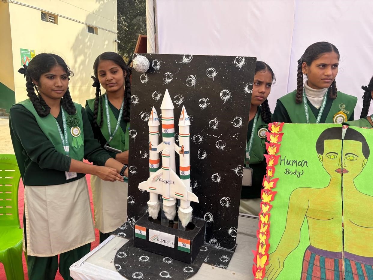 Girl students made a model of Chandrayaan-3, which was appreciated by all.